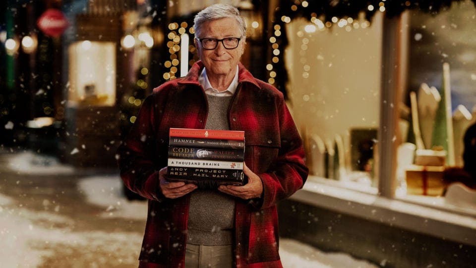 Letture sotto l'albero: ecco i 5 libri consigliati da Bill Gates per le feste di Natale