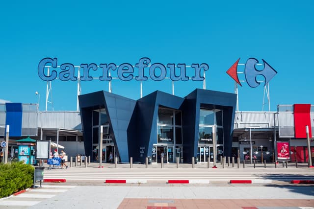 "Blocchiamo i prezzi di 100 prodotti": così in Francia Carrefour vuole contrastare l'inflazione