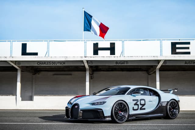 Bugatti presenta il suo primo gioiello "cucito su misura": è la Chiron Pur Sport Grand Prix