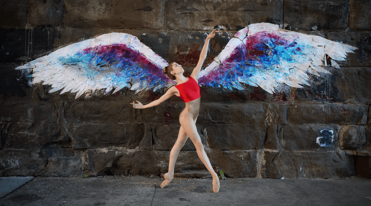 La street artist americana che disegna ali d'angelo colorate tra le strade di Los Angeles