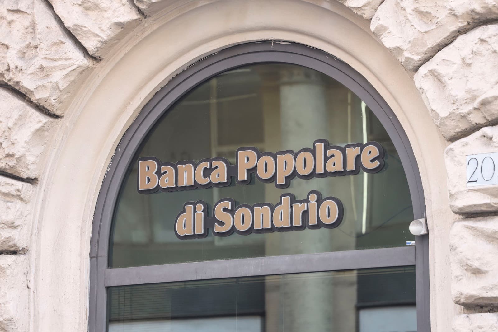 Banca Popolare di Sondrio verso la trasformazione in spa. Ed è pronto a muoversi il risiko bancario