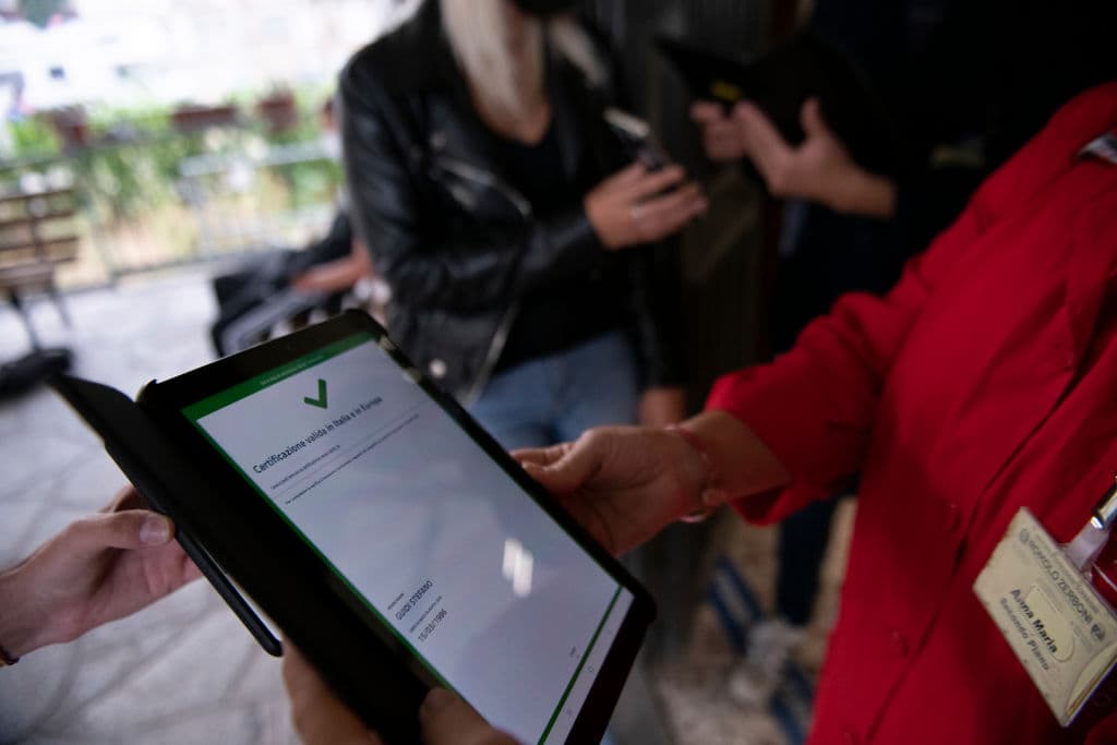 La variante Omicron spaventa il Governo. Spunta l'idea del super green pass anche al lavoro