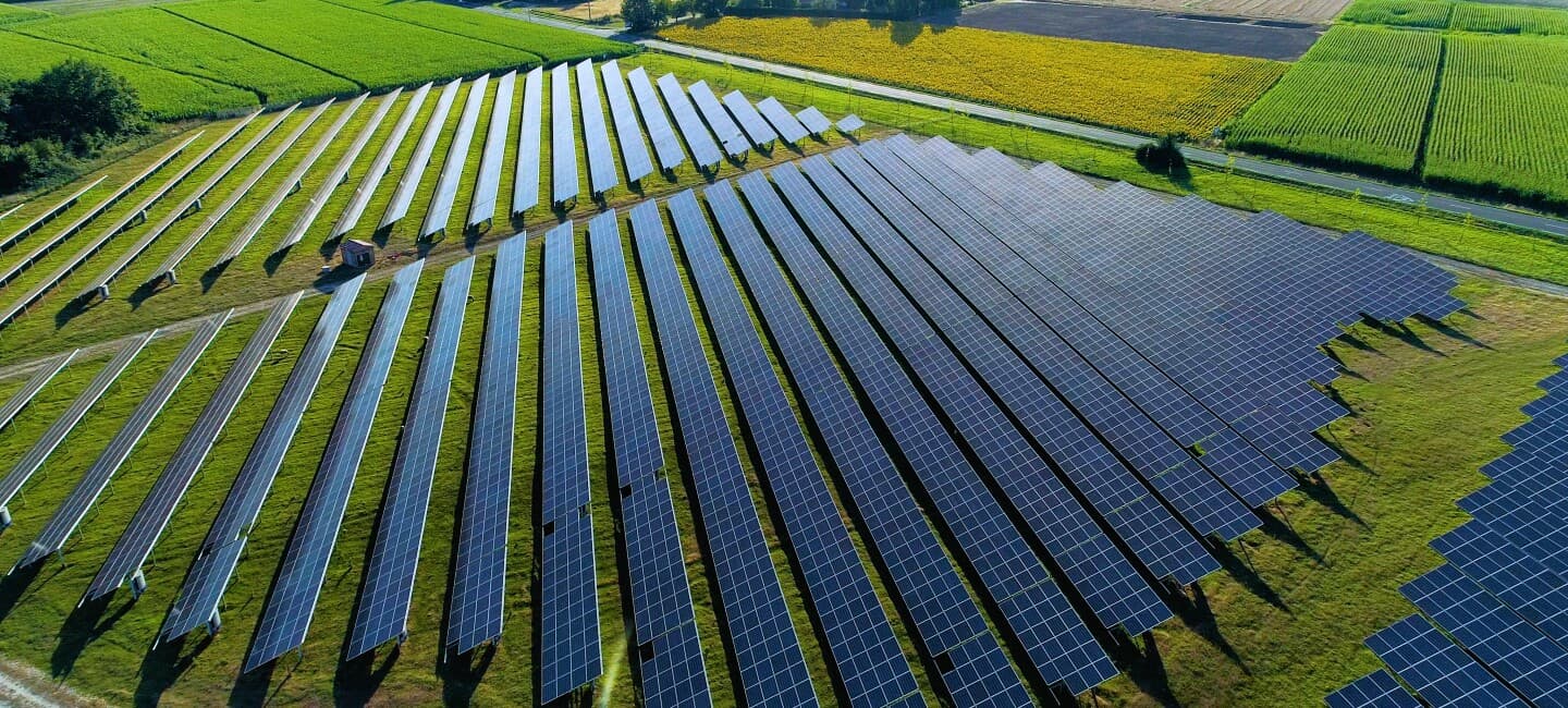 Amazon punta sulle rinnovabili: 18 nuovi progetti eolici e solari tra Europa e Stati Uniti