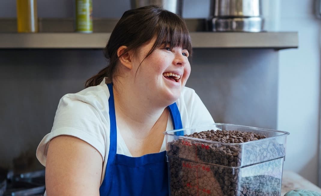 La storia di Collette Divitto, la ragazza con sindrome di Down diventata imprenditrice dei biscotti