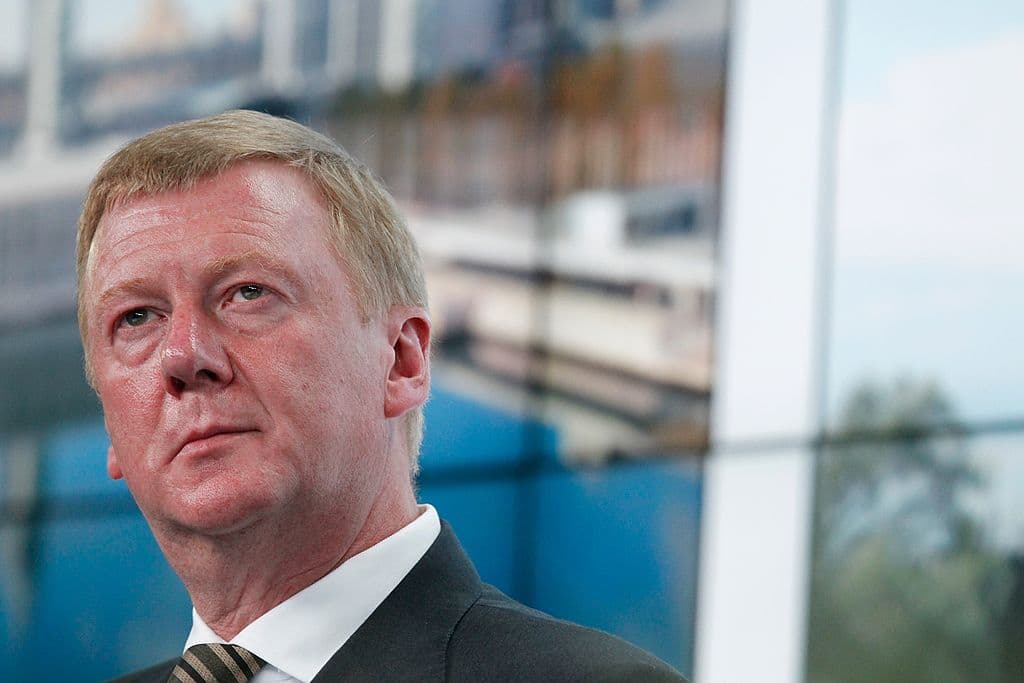 La storia di Anatoly Chubais, il più importante funzionario russo ad avere rotto con Putin
