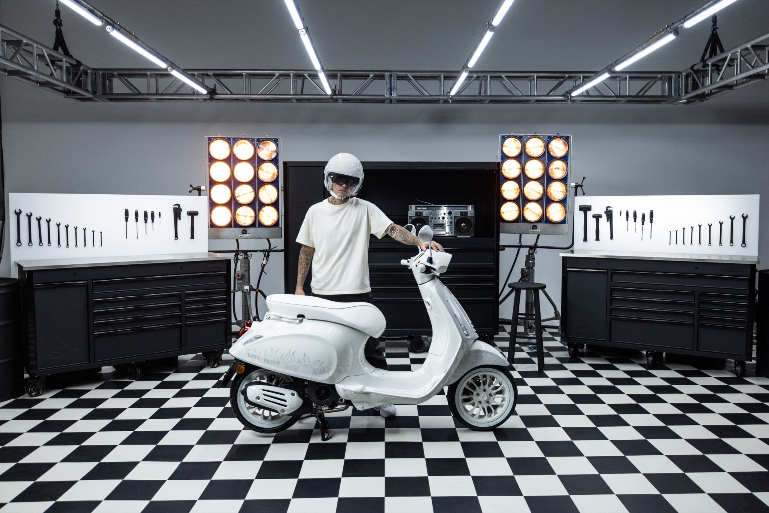 Justin Bieber X Vespa, due icone pop firmano un'edizione speciale