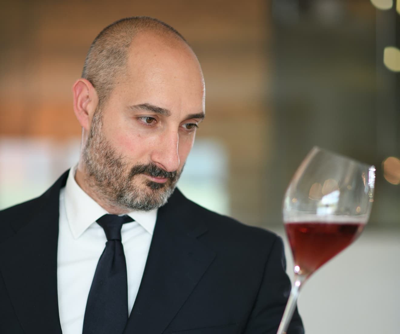 Lo Sherlock Holmes del gusto: come questo sommelier pugliese sta riscrivendo l'arte del vino in sala