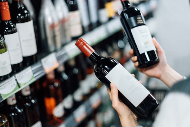 Come diversificare i propri investimenti: una lista di 20 bottiglie di vino da collezione