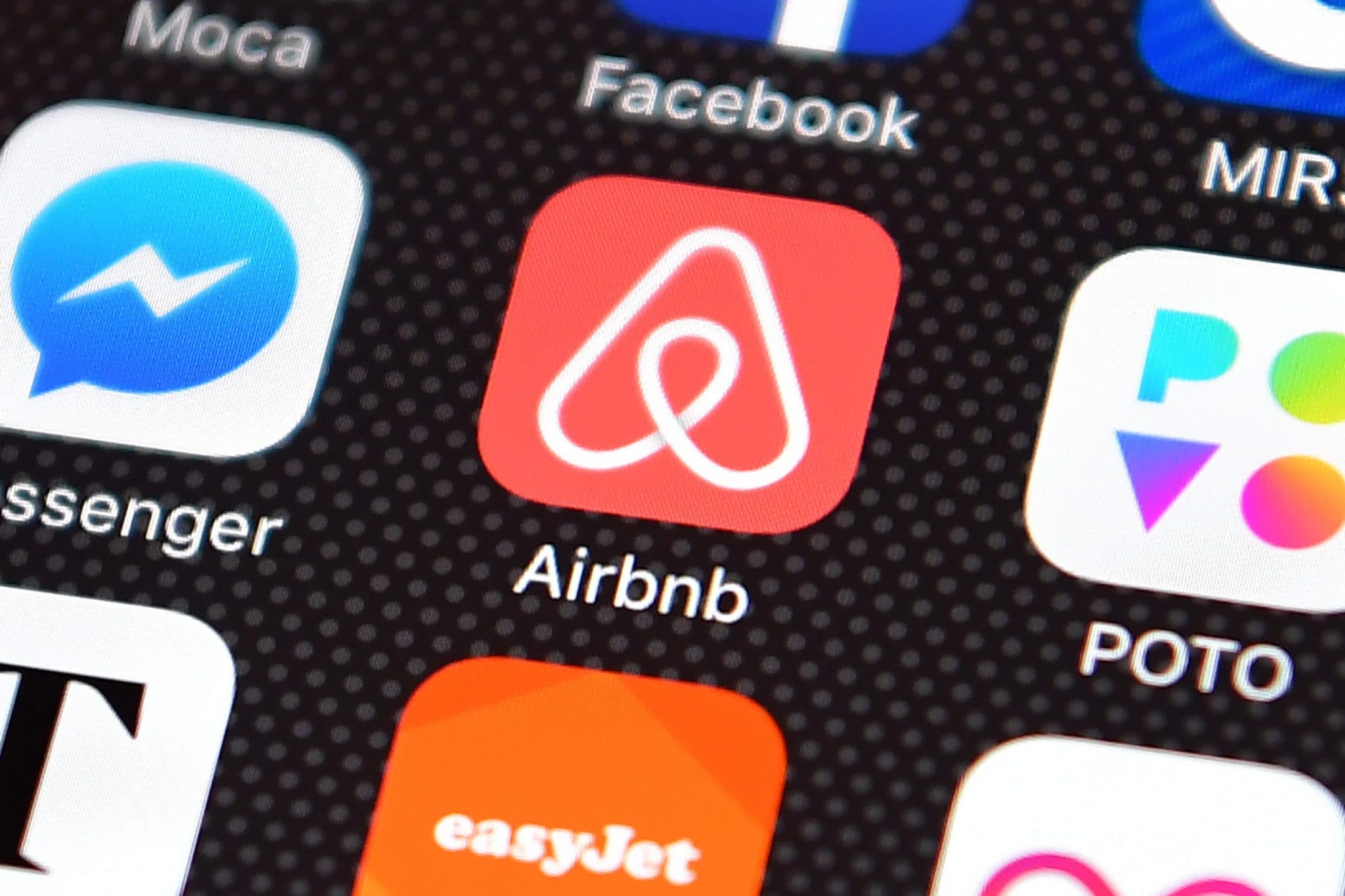 Airbnb crolla in Borsa: le azioni cedono il 12% e i cofondatori perdono quasi quattro miliardi
