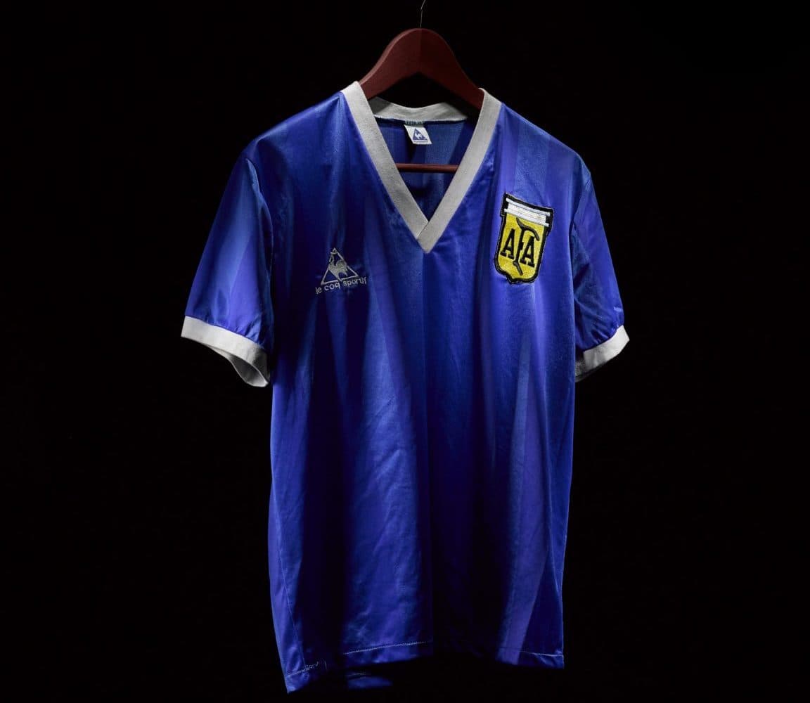 Battuta all'asta per €8,8 milioni la maglia della "Mano de Dios" di Maradona