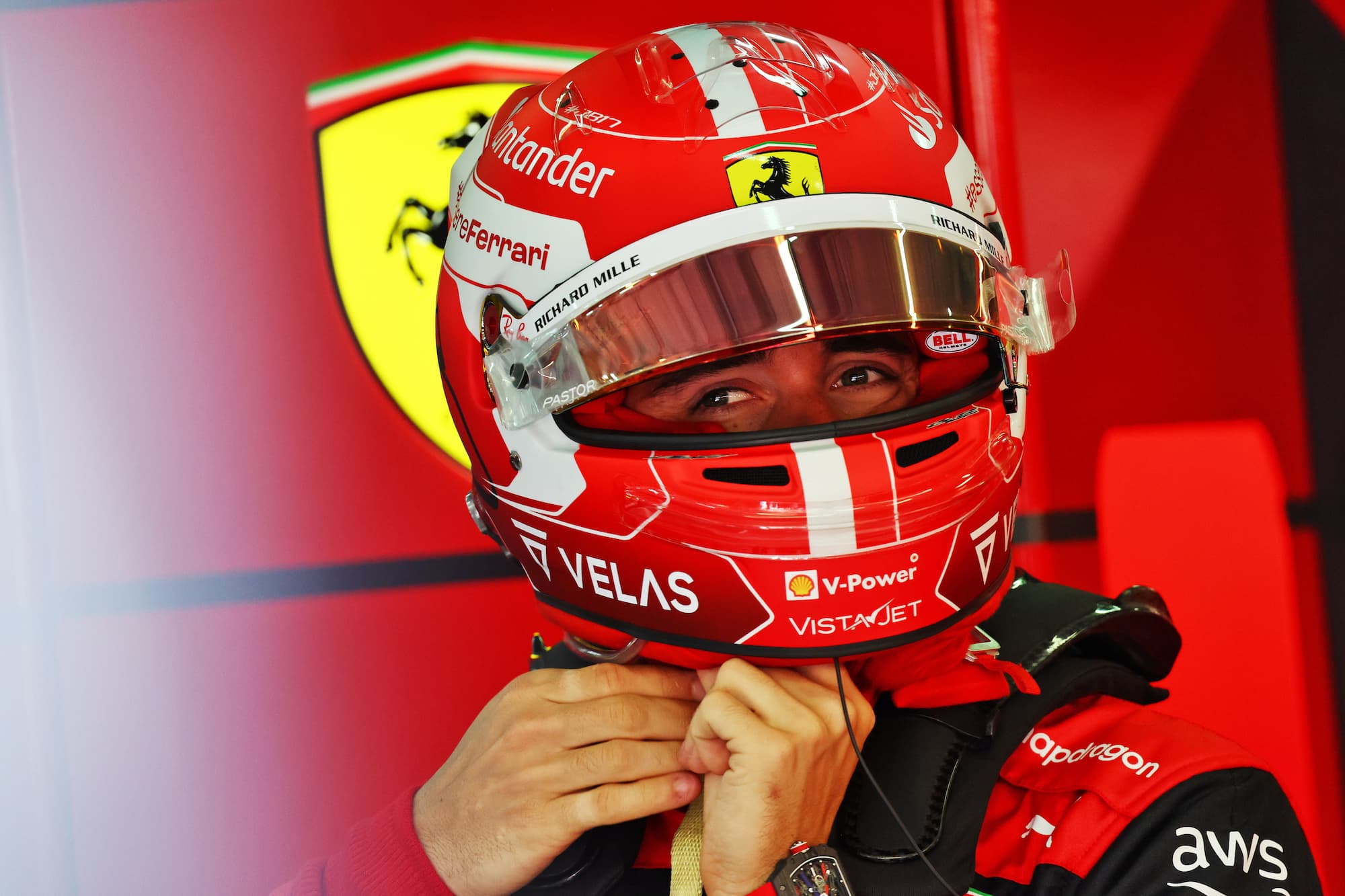 Le tute di Senna e Schumacher, i caschi di Hamilton e Leclerc: la storia dell’azienda genovese che ha conquistato la F1