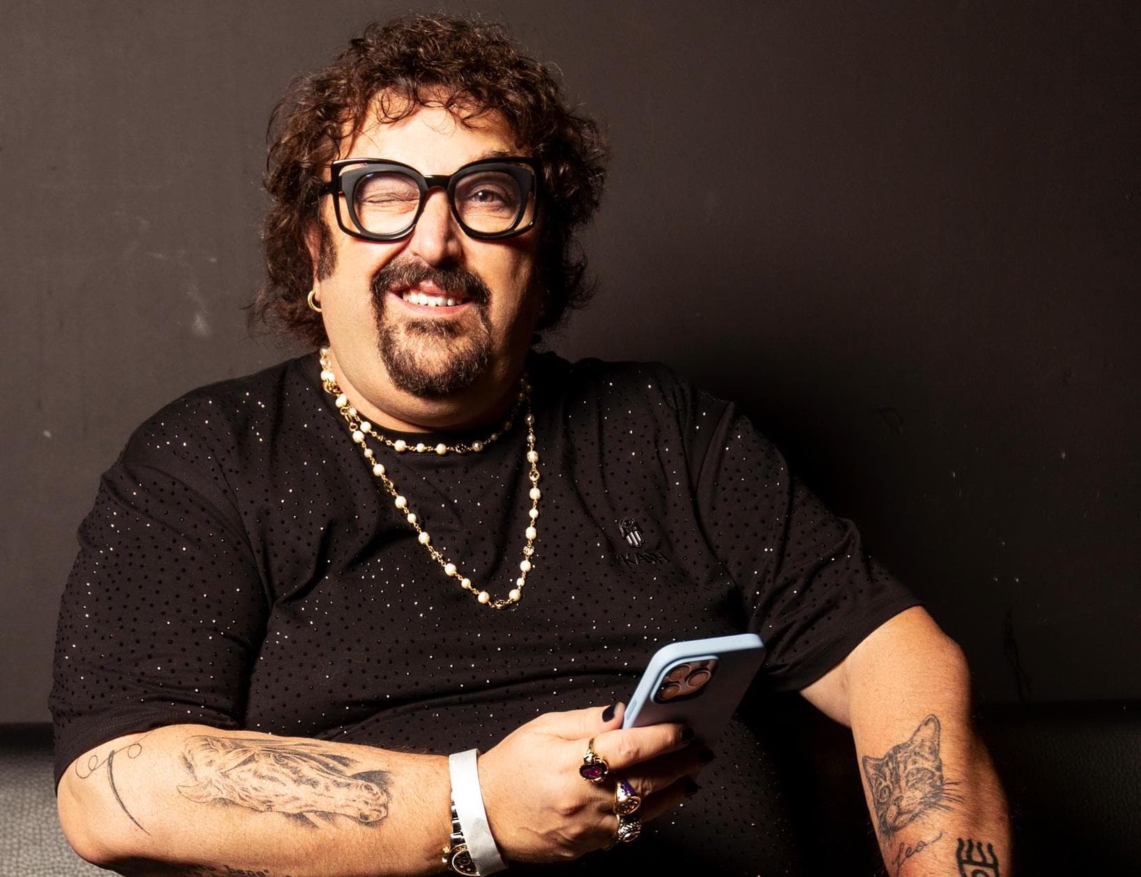 Gli inizi da avvocato, la musica e il cinema: a tu per tu con Angelo Calculli, il manager di Achille Lauro