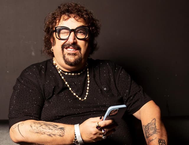 Gli inizi da avvocato, la musica e il cinema: a tu per tu con Angelo Calculli, il manager di Achille Lauro