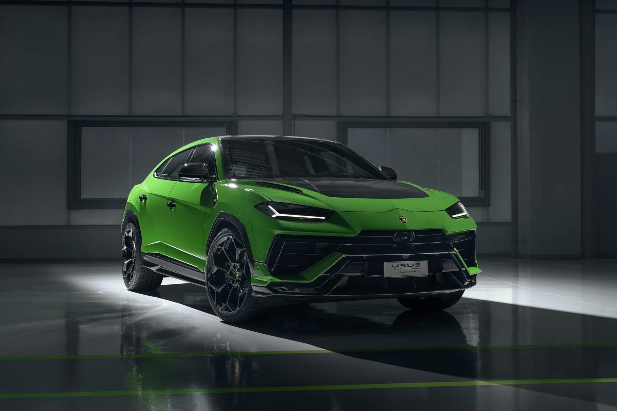 Le immagini della Lamborghini Urus Performante: suv da record da 666 cavalli
