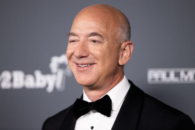 Jet di lusso: sanzioni milionarie per Bezos, Rihanna e altri super ricchi