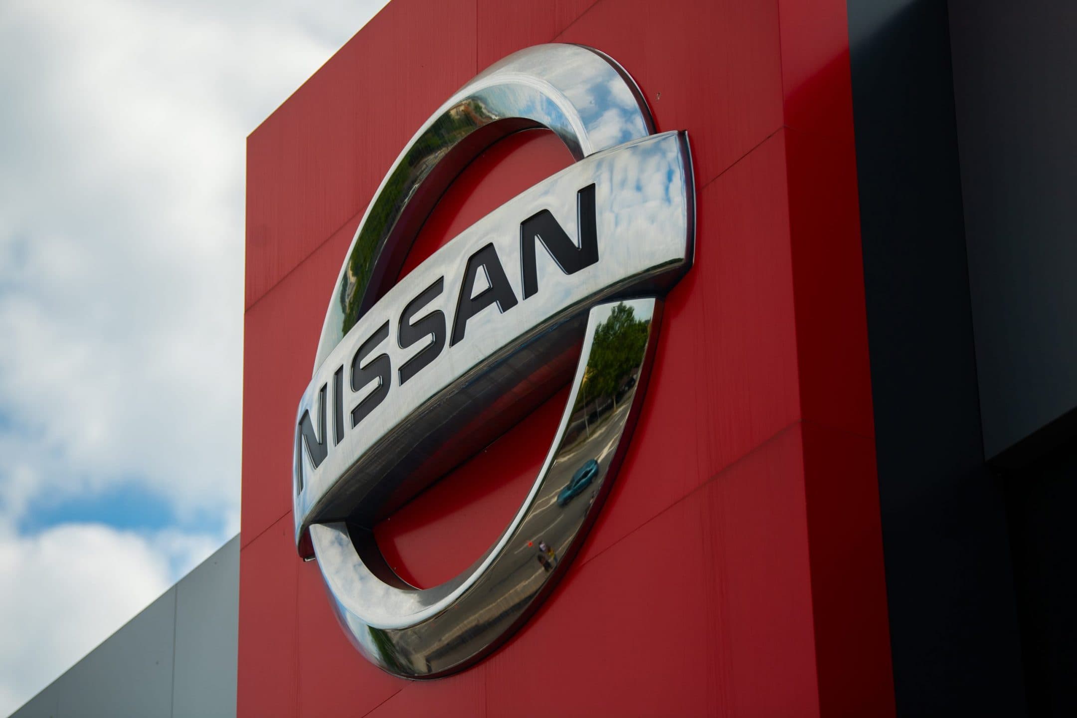 Nissan prepara 9.000 licenziamenti e mette in vendita il 10% di Mitsubishi