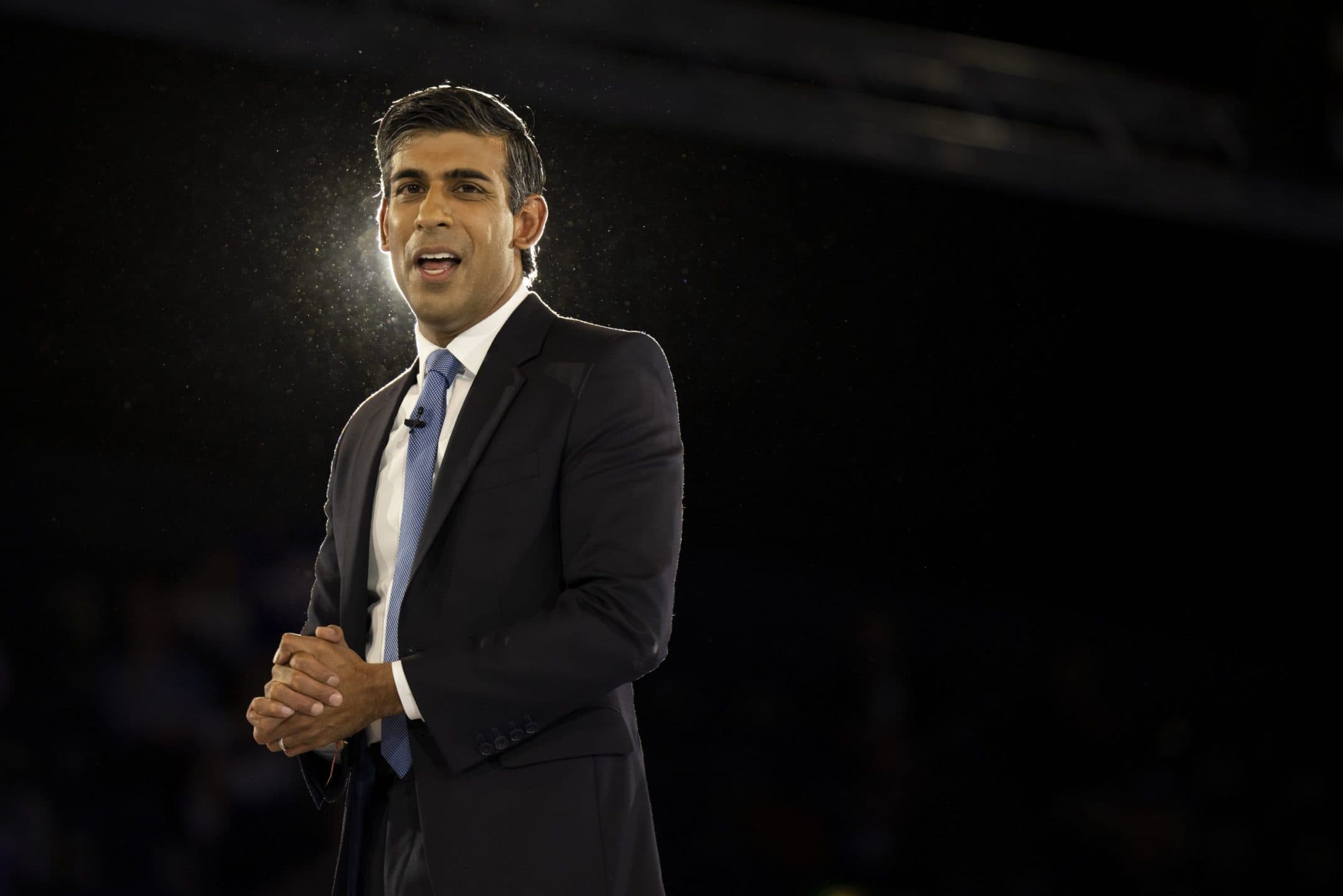Il suocero miliardario e lo scandalo Partygate: chi è Rishi Sunak, il nuovo premier britannico