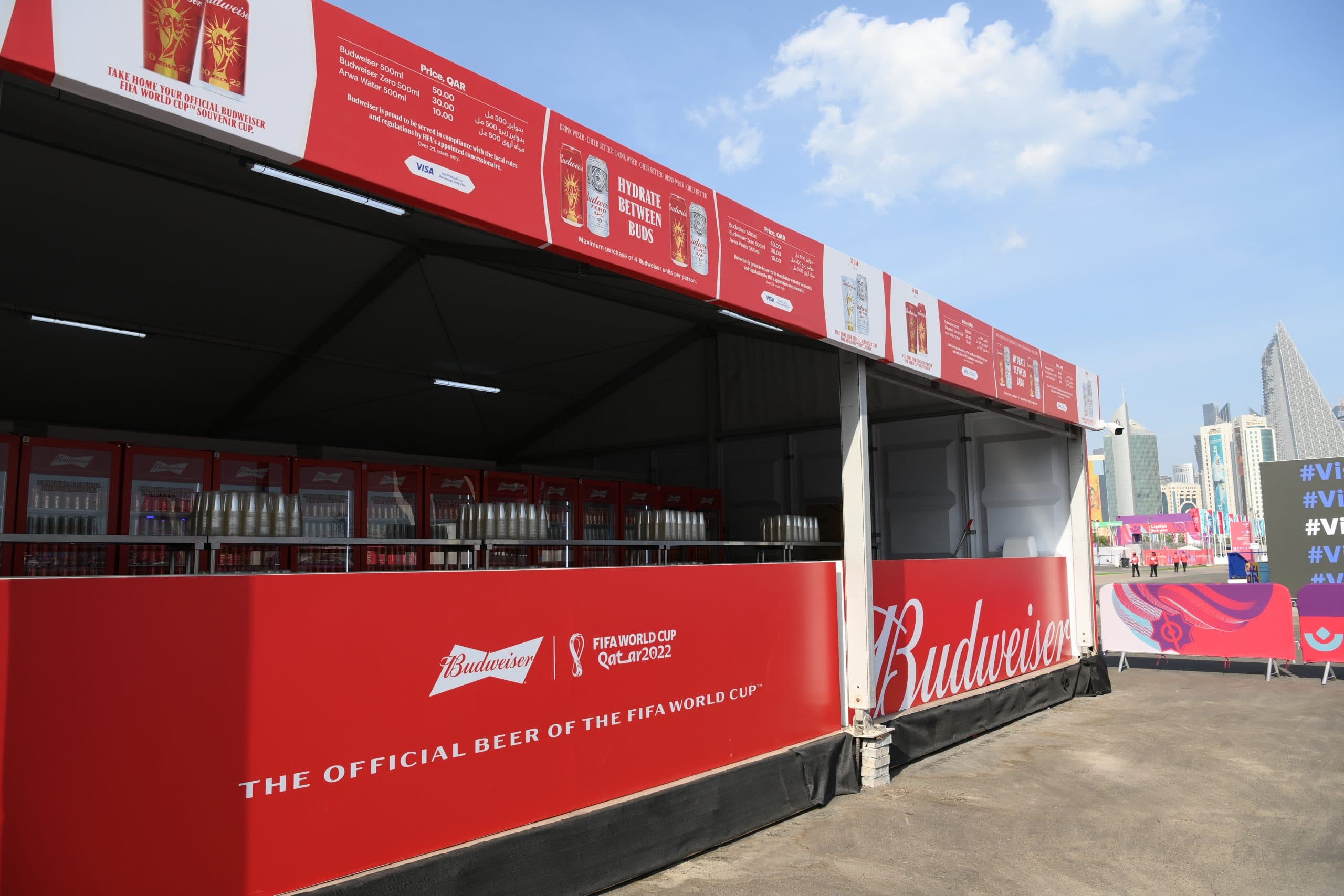 Il Qatar vieta la birra negli stadi dei Mondiali. Lo sponsor Budweiser: "Imbarazzante"