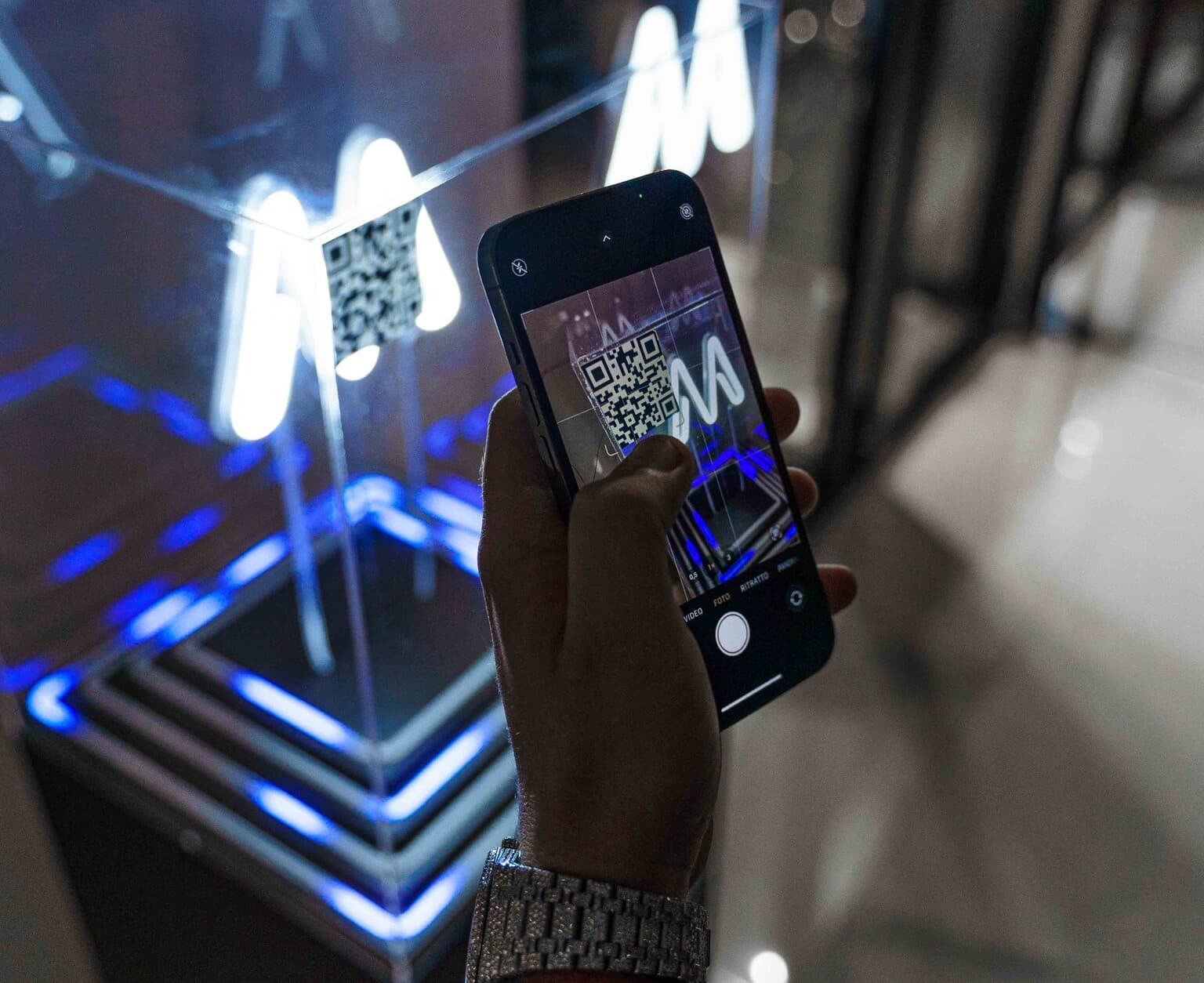 Comprare un Nft in una boutique o in un ristorante stellato? Con la colonnina Smart di Meta Watch si può