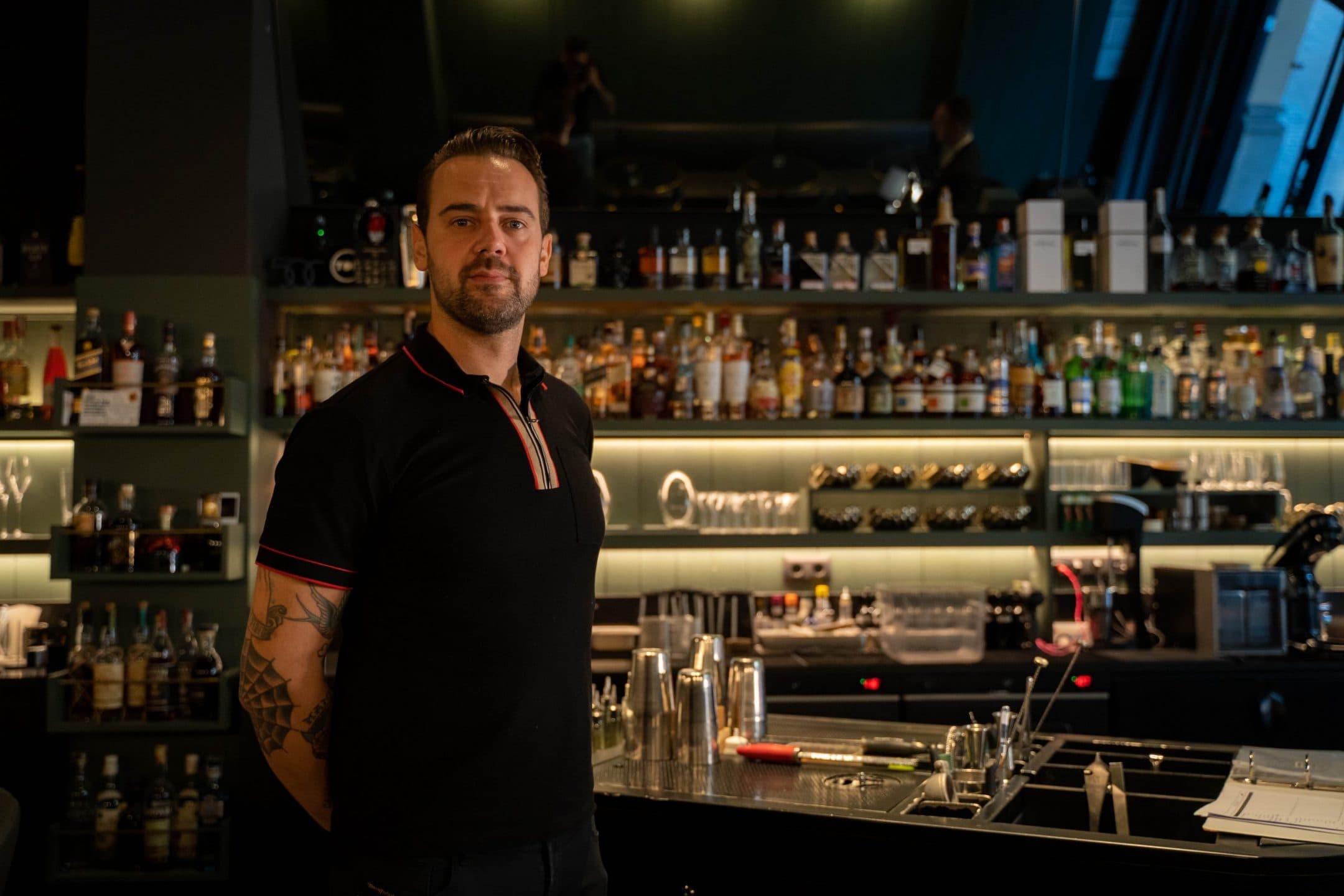 Come questo bartender promuove il brand Peroni Nastro Azzurro in Italia e nel mondo