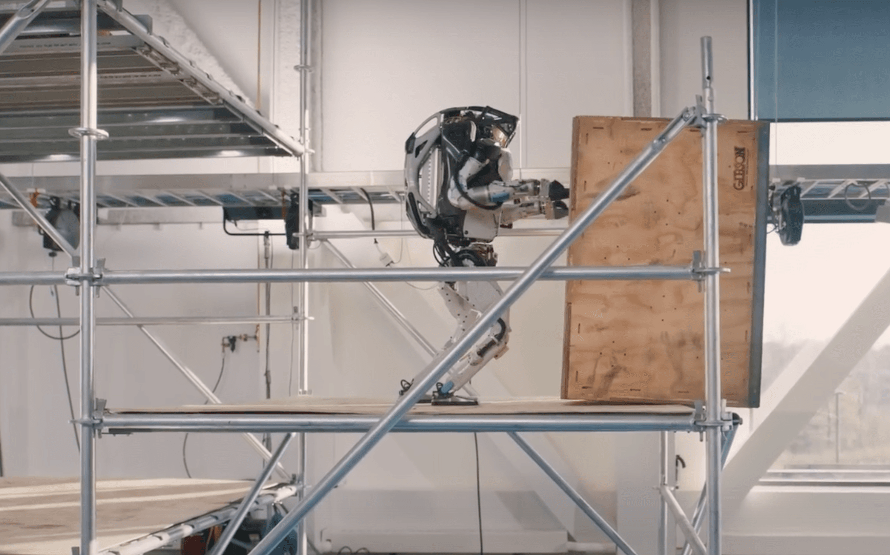 Solleva, spinge e lancia gli oggetti: il robot umanoide di Boston Dynamics pronto a lavorare come operaio nei cantieri – IL VIDEO