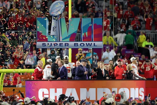 Ecco chi è la famiglia da 20,5 miliardi di dollari di patrimonio che ha vinto il Super Bowl