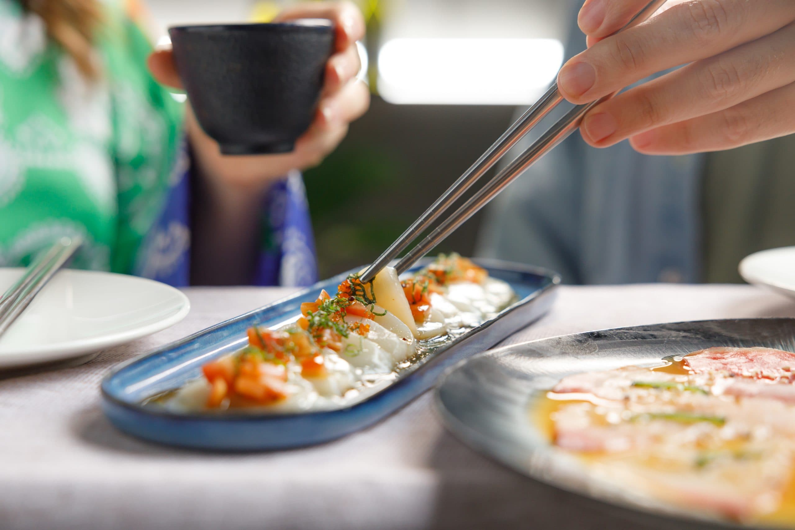 Locali esclusivi, gift box romantiche e cocktail dedicati: 7 proposte per una cena di San Valentino indimenticabile