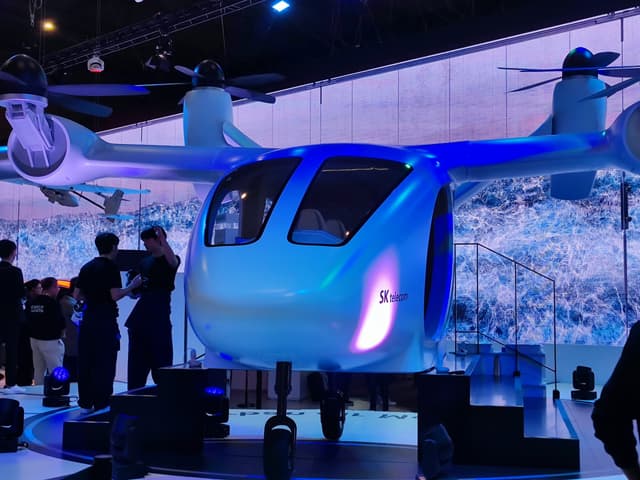 Robot umanoidi, taxi volanti e smartphone di nuova generazione: cosa abbiamo visto alla fiera tech di Barcellona