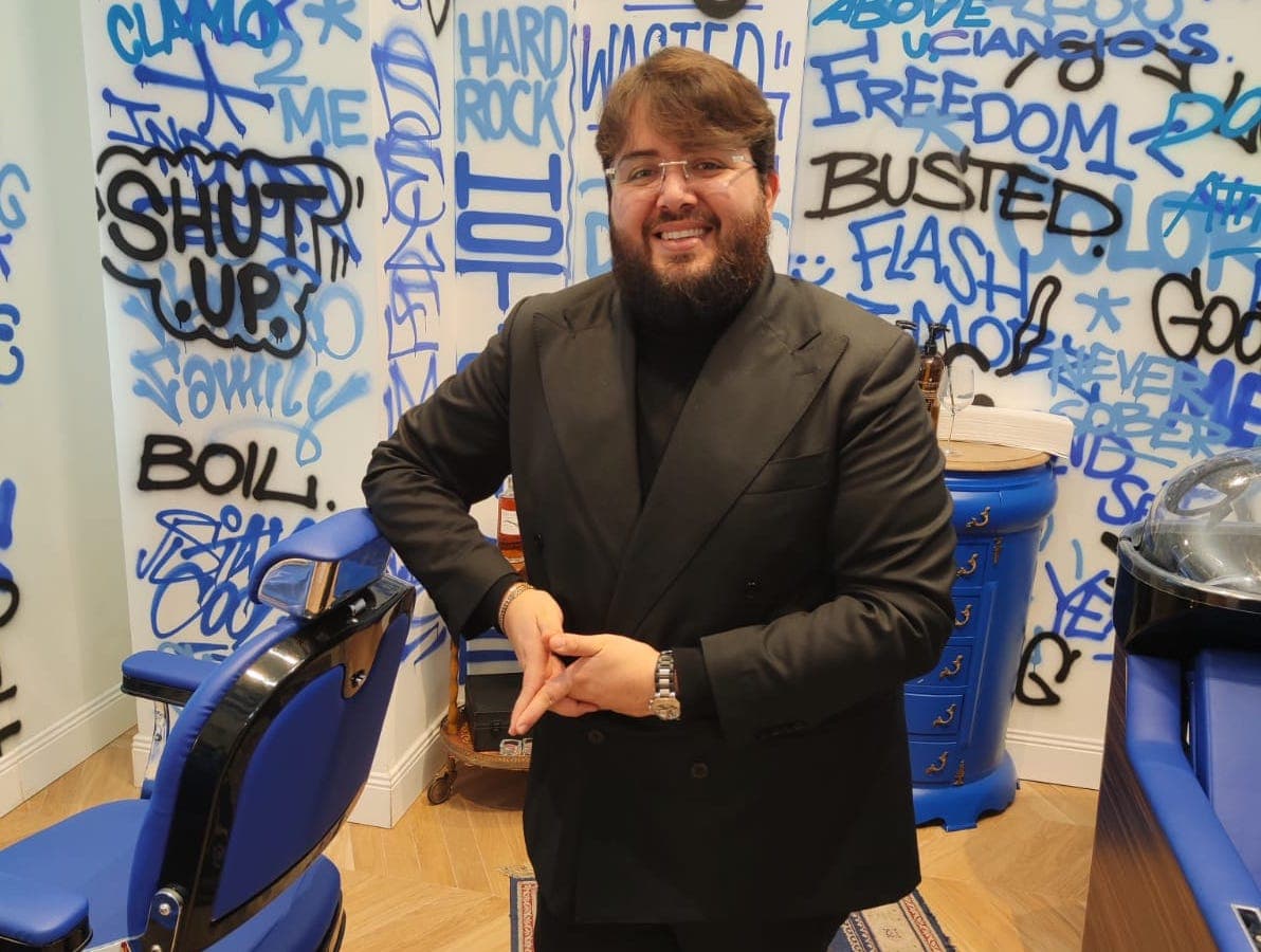 Chi è Luigi Paesano, il barbiere di Secondigliano che gira l'Europa per tagliare i capelli ai campioni del calcio