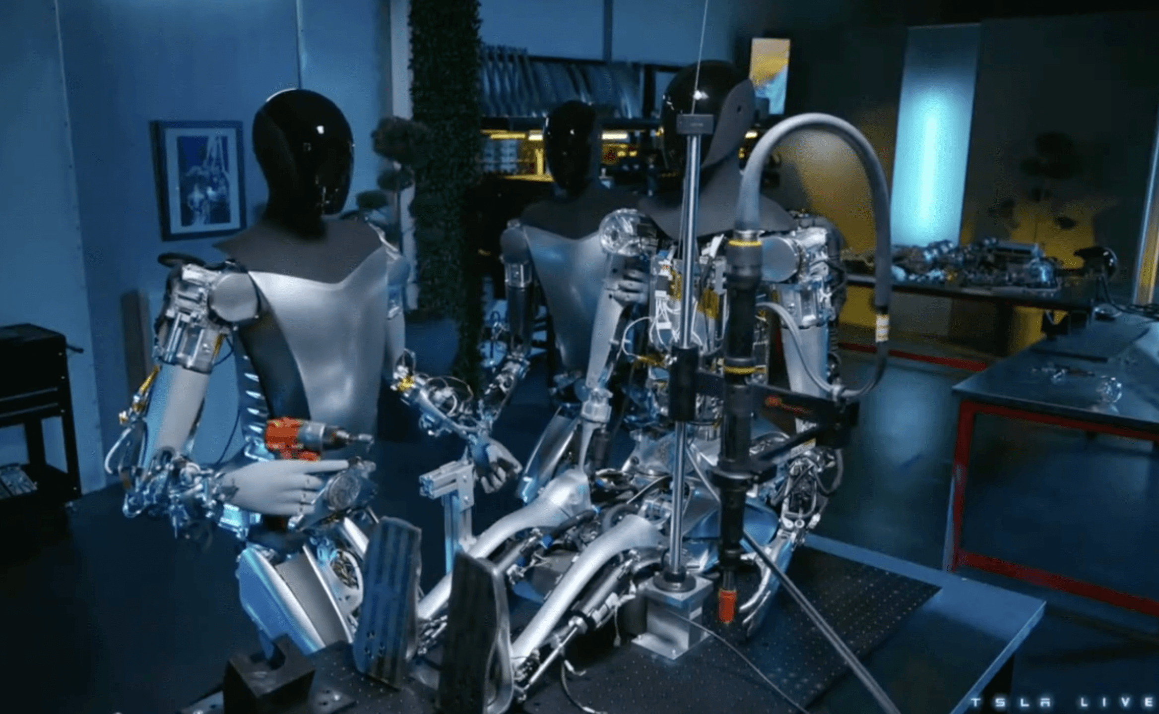 Robot che costruiscono altri robot: un video mostra le nuove abilità di Optimus, l'umanoide di Elon Musk