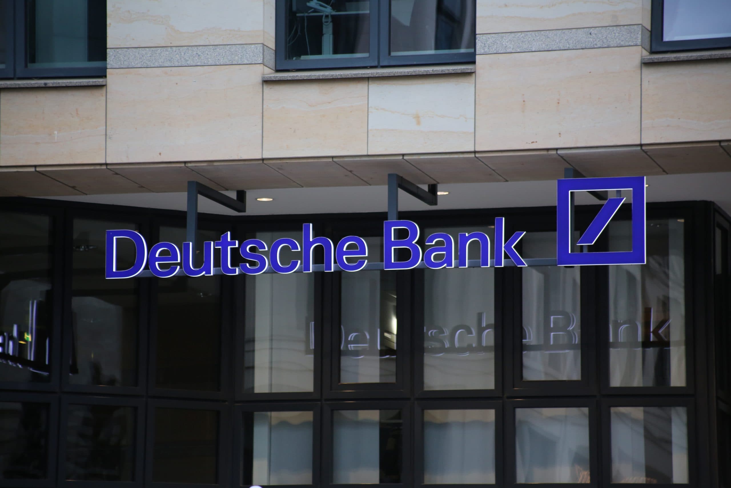 Deutsche Bank: perquisizioni e indagine per sospetto riciclaggio. Ecco cosa sta succedendo