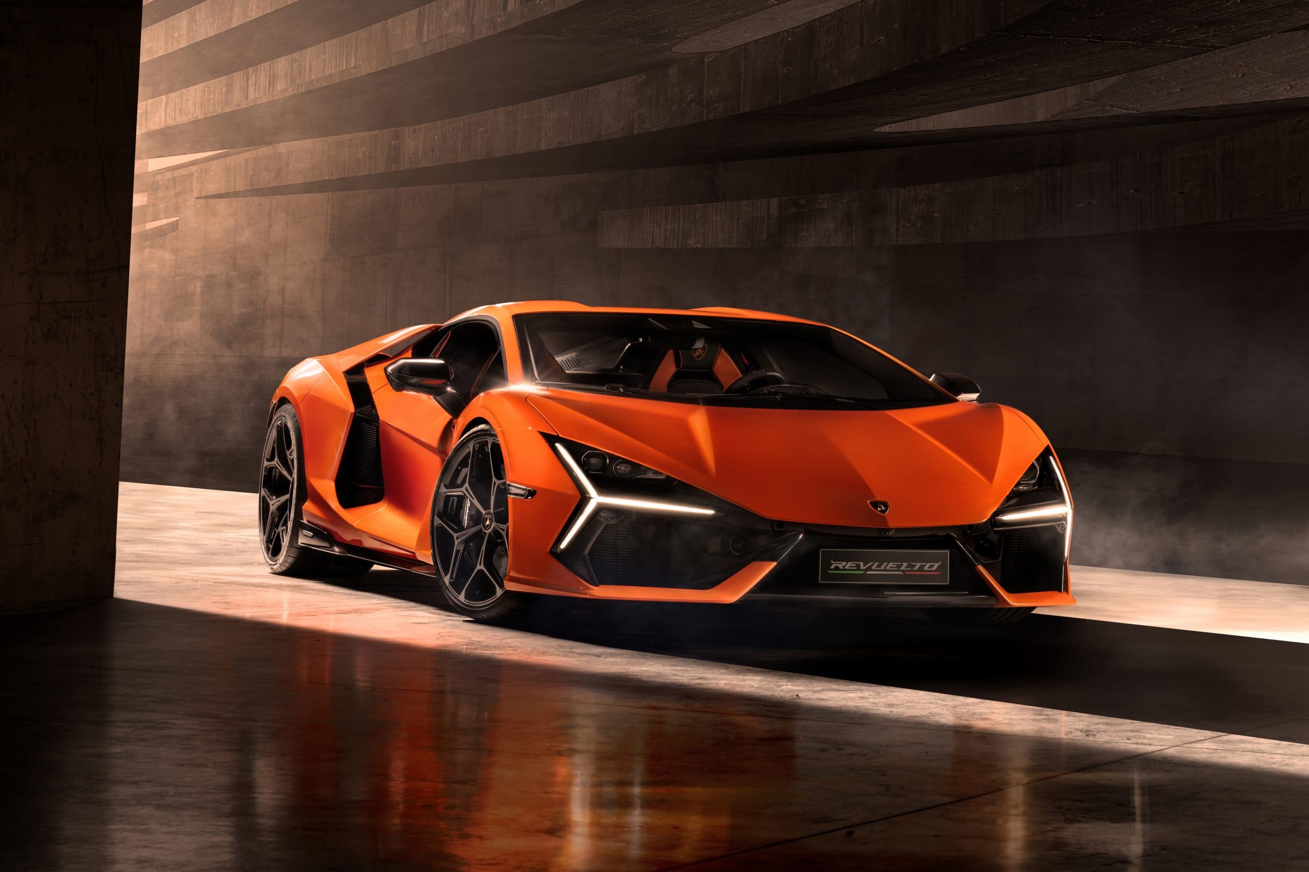 Lamborghini presenta Revuelto, il primo modello ibrido della sua storia