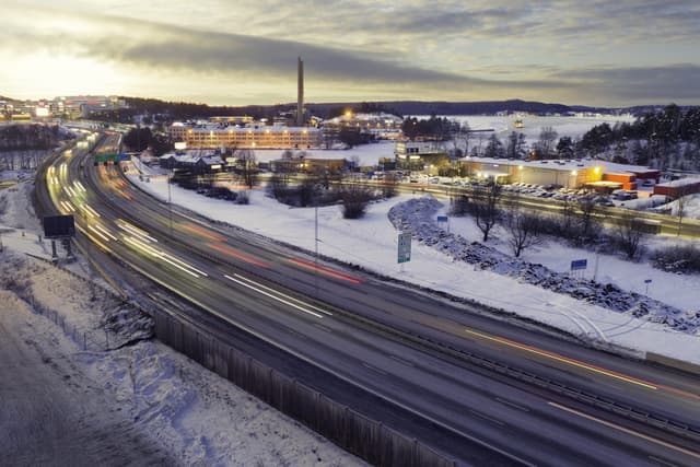 In Svezia la prima autostrada che ricarica le auto mentre vanno
