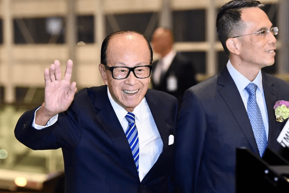 Il più ricco di Hong Kong esce dalla joint venture con Vodafone: accordo da 5,8 miliardi di dollari