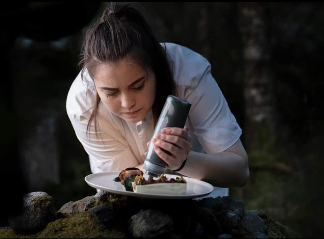 Arte, passione e curiosità: la chef pluristellata 27enne Liliana Haaland racconta a Forbes i segreti della sua cucina