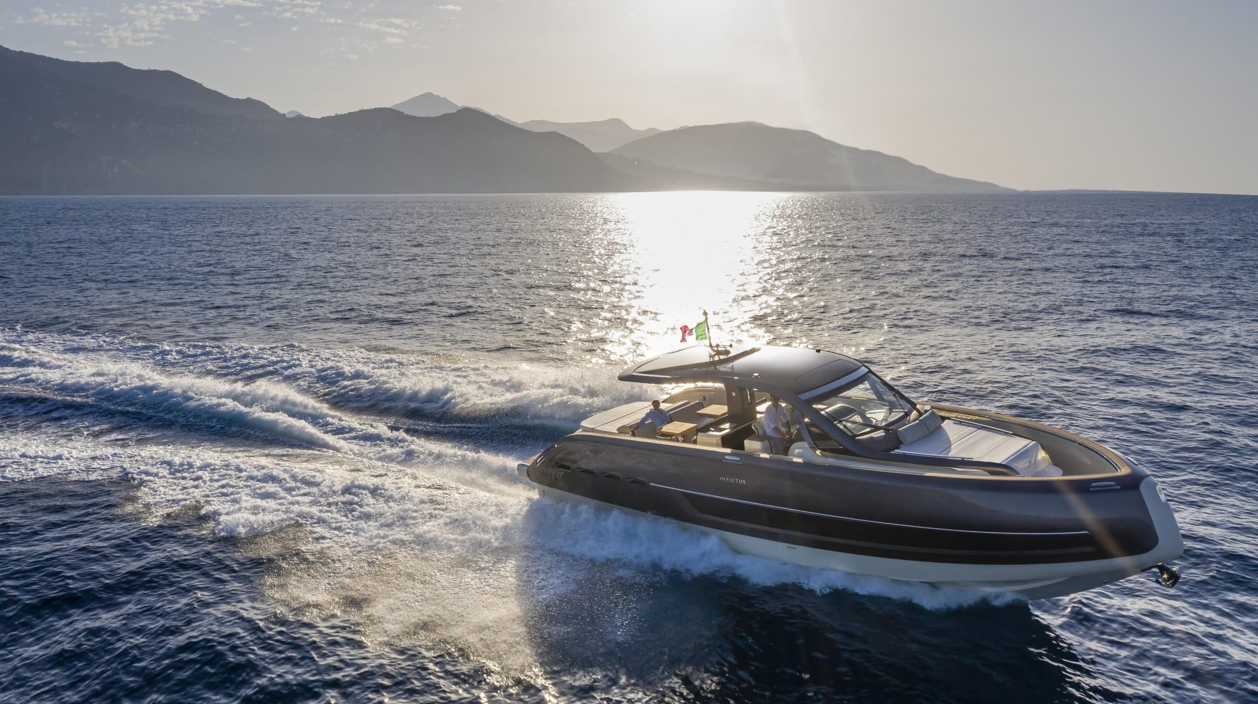 Eleganza e potenza in mare con il nuovo Invictus TT460
