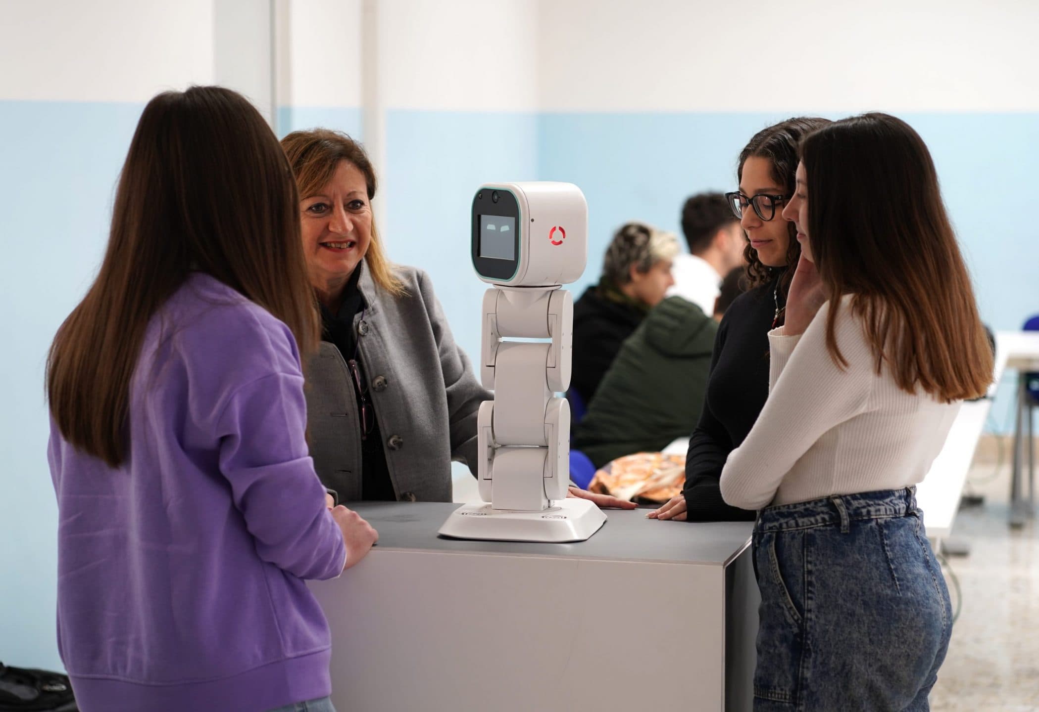 Il robot compagno di classe che aiuta alunni e insegnanti