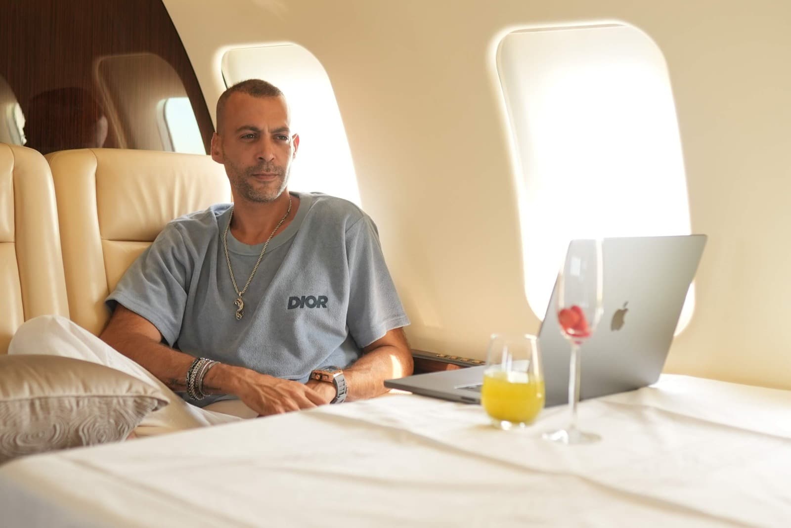 Guy Sheetrit si esibisce al centro del palco al Glam Gala di Accessnations a Dubai