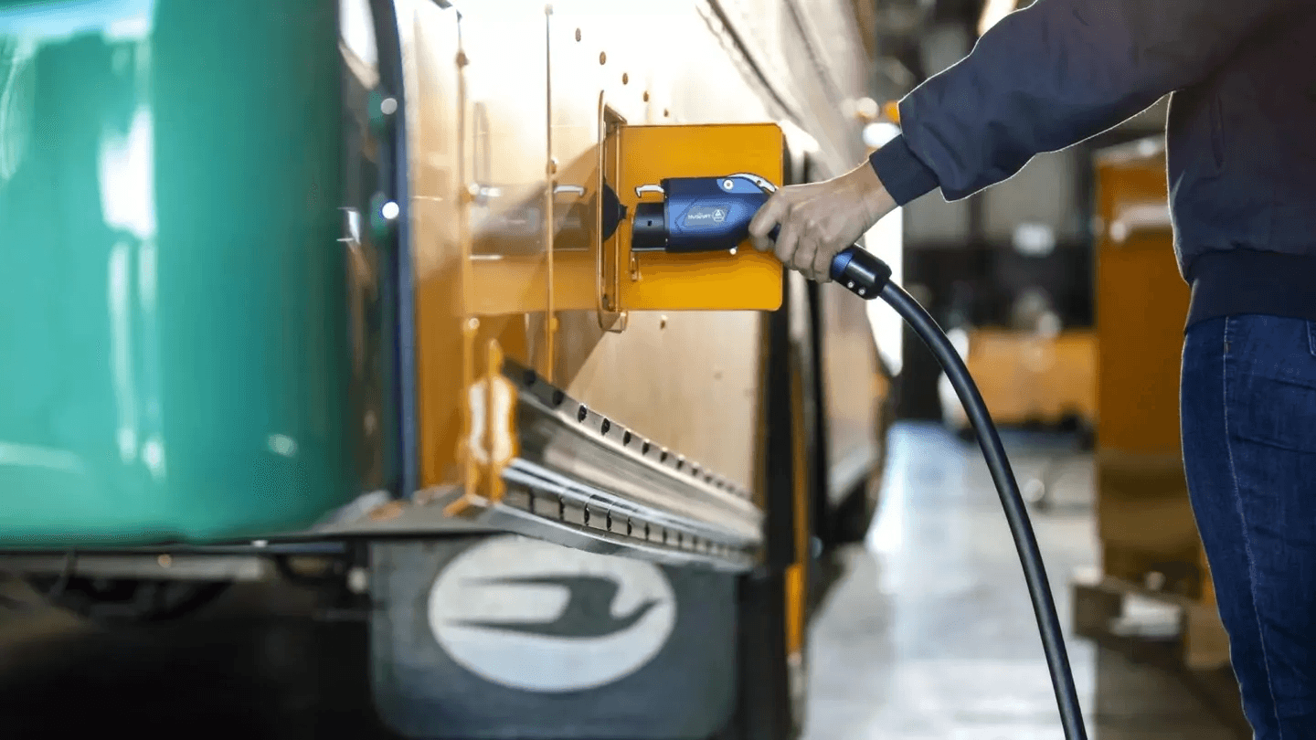 Joint venture miliardaria per i camion elettrici: Cummins, Daimler e Paccar insieme per la produzione di celle a batteria