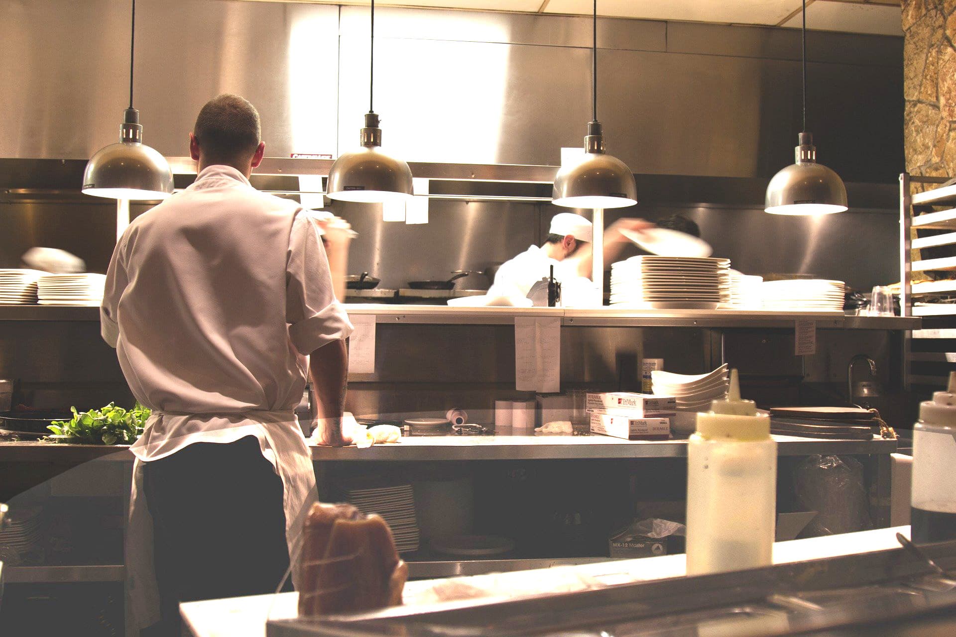 Dark, social e ghost kitchen: quanto vale oggi il mercato delle consegne a domicilio