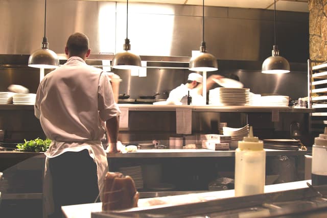 Dark, social e ghost kitchen: quanto vale oggi il mercato delle consegne a domicilio