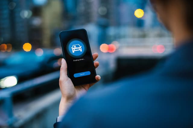 Ora Uber serve anche a restituire i pacchi: ecco come funziona il nuovo servizio