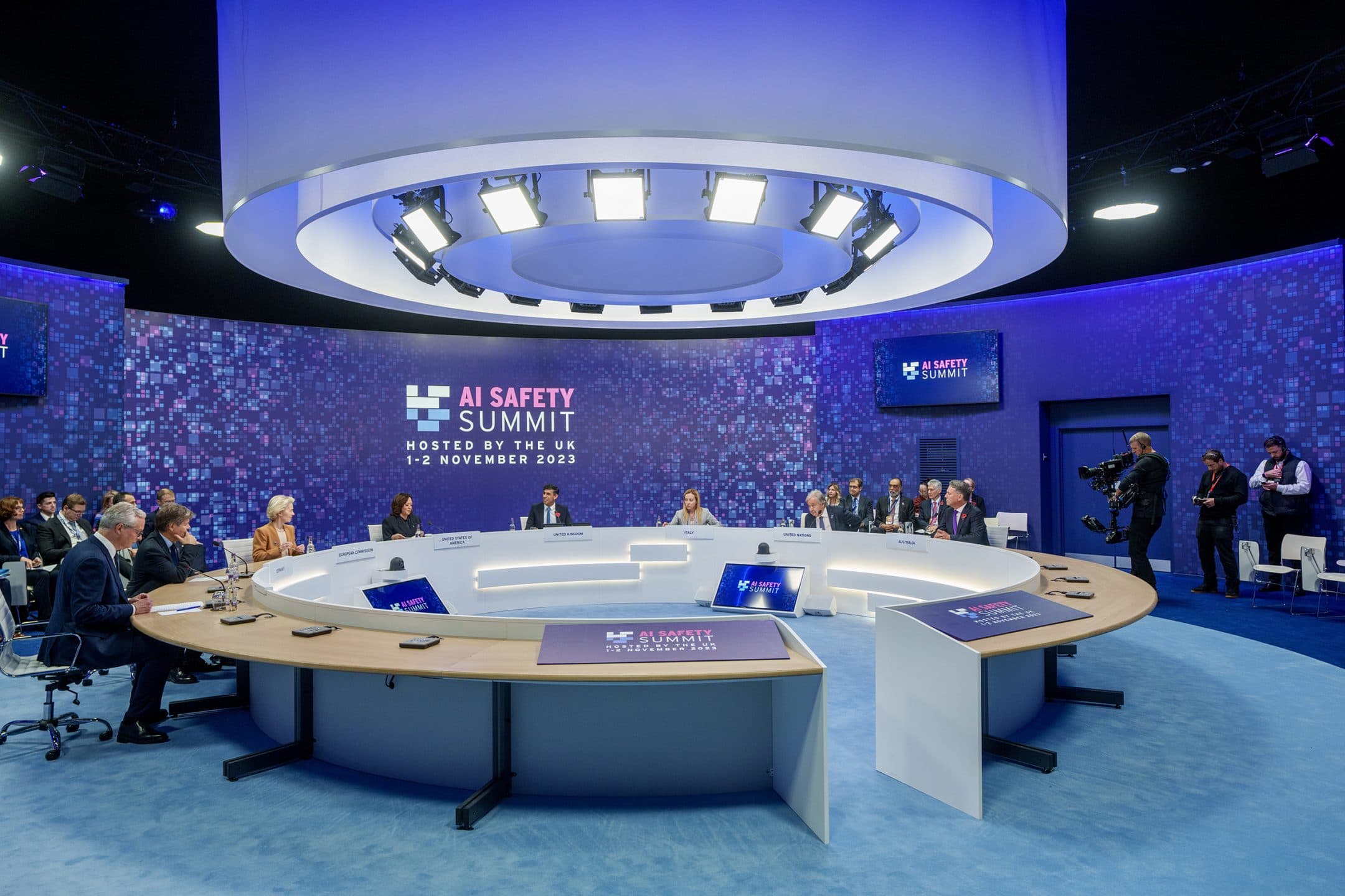 Che cosa ha deciso il primo vertice mondiale sull'IA. Elon Musk: "Non servirà più lavorare"