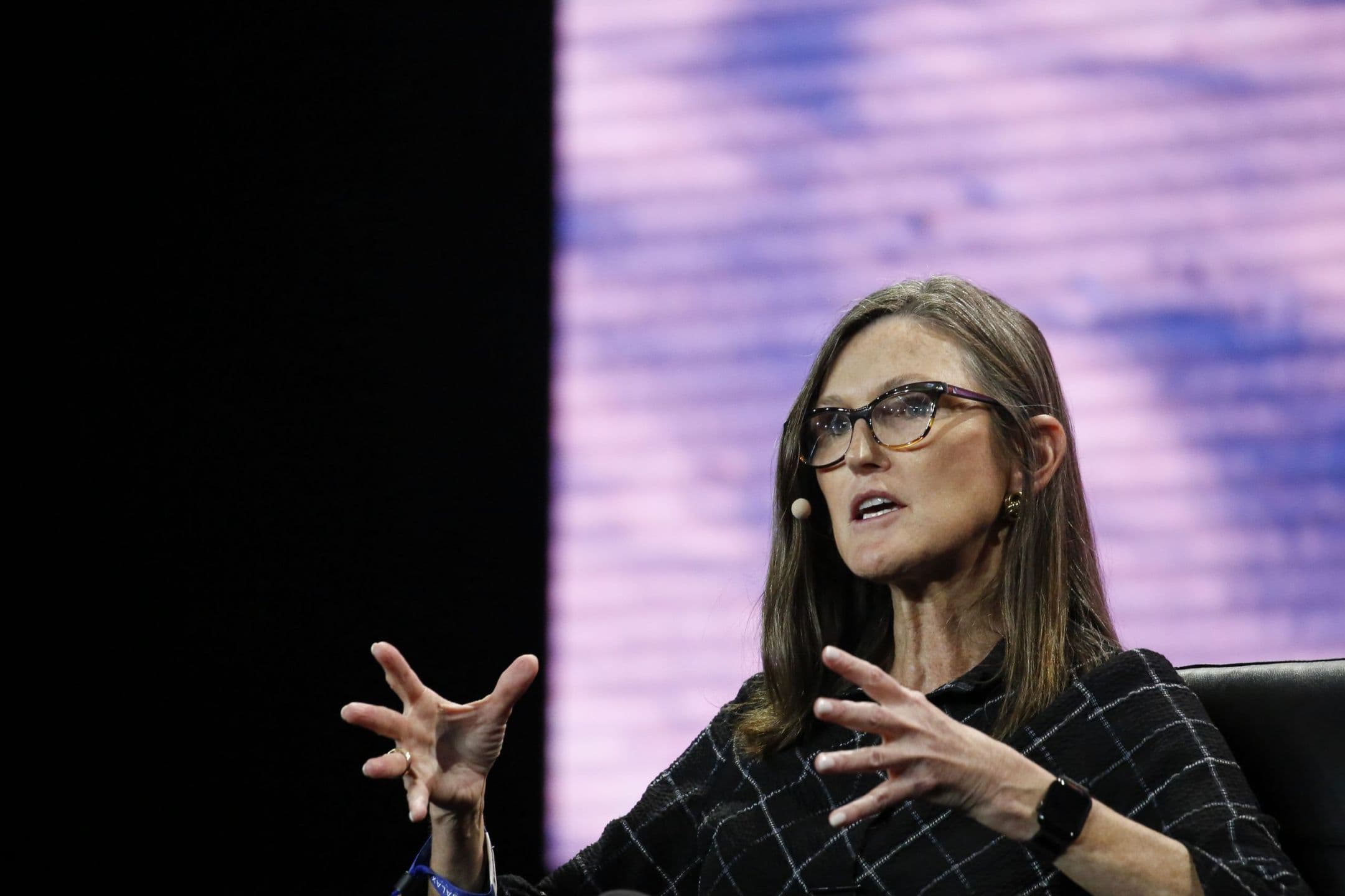 L'investitrice Cathie Wood torna a comprare Tesla: "Il titolo aumenterà del 700% entro il 2027"