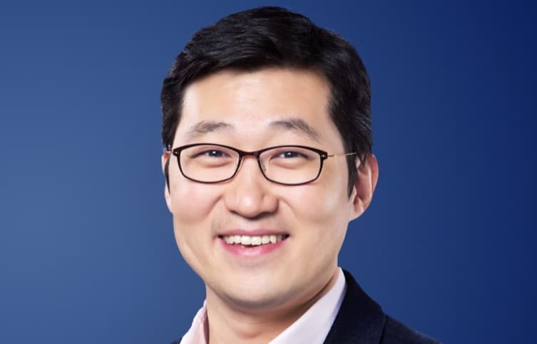 Chi è il miliardario coreano che ha salvato Farfetch con un finanziamento di mezzo miliardo di dollari