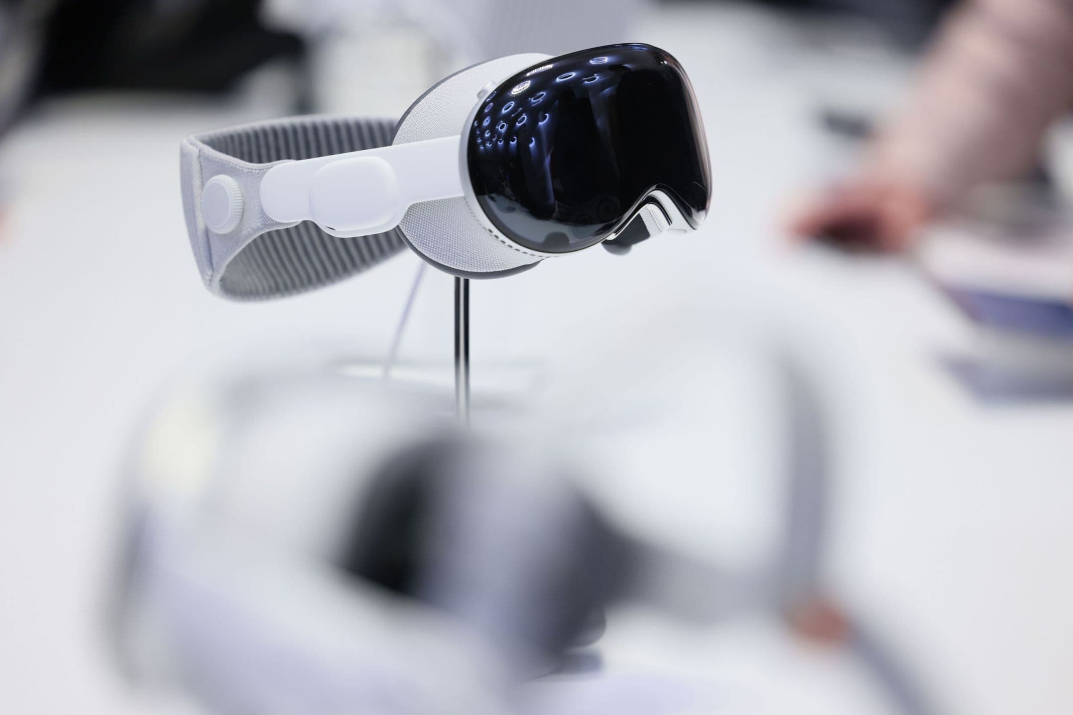 "Mal di testa dopo 10 minuti di utilizzo": i fan di Apple stanno correndo a restituire i Vision Pro