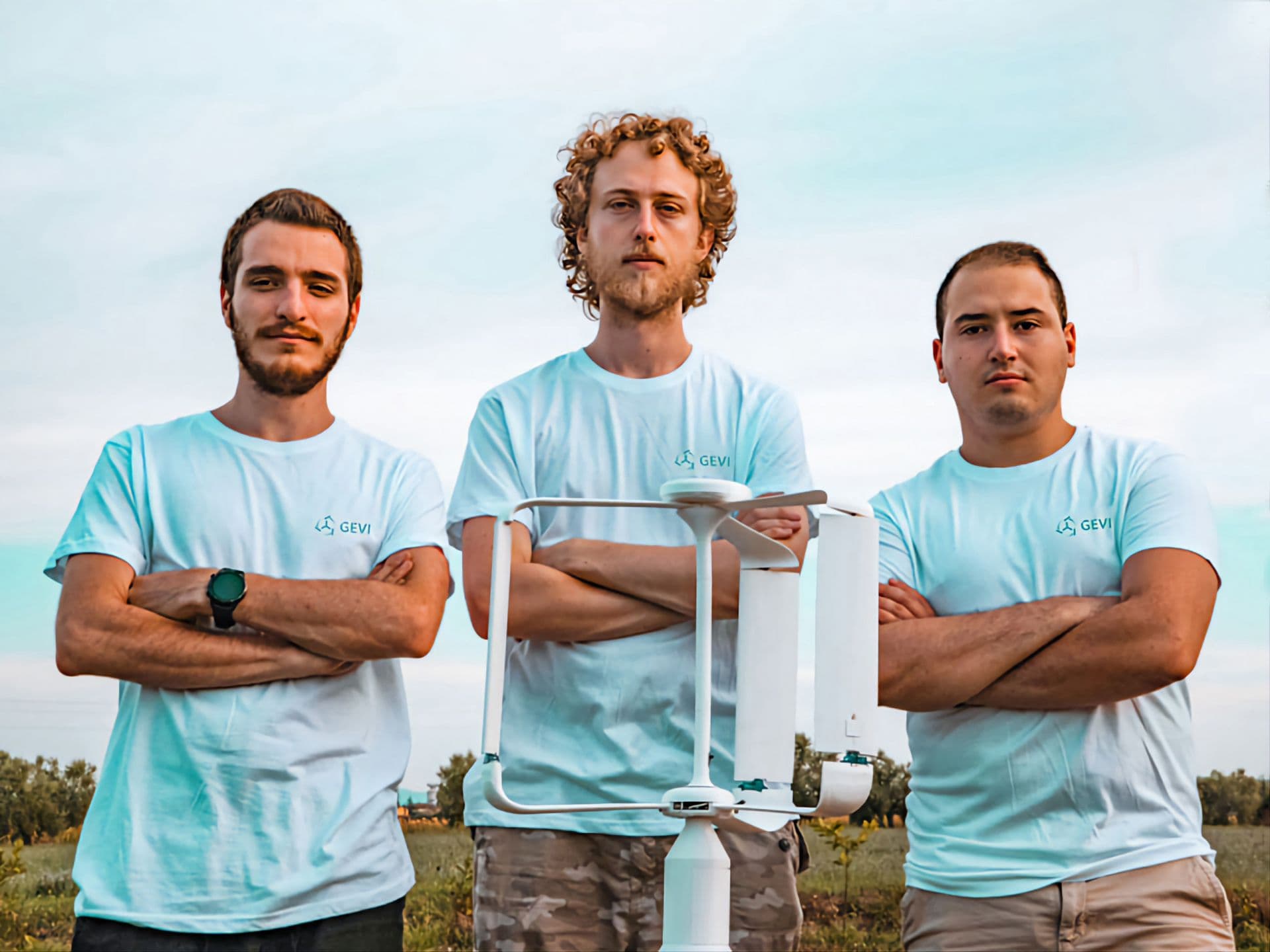 Una turbina eolica verticale che sfrutta l’IA per ricavare energia: l'idea di tre giovani ingegneri