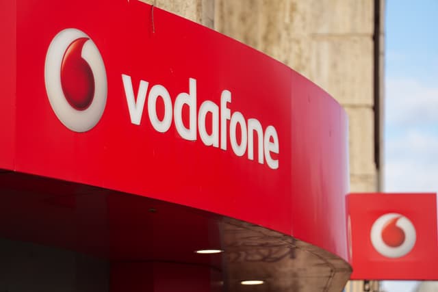 Swisscom compra Vodafone Italia per 8 miliardi di euro: via alla fusione con Fastweb
