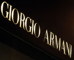 Armani valuta la cessione del 15%: ipotesi ingresso per EssilorLuxottica, Lvmh e L’Oréal