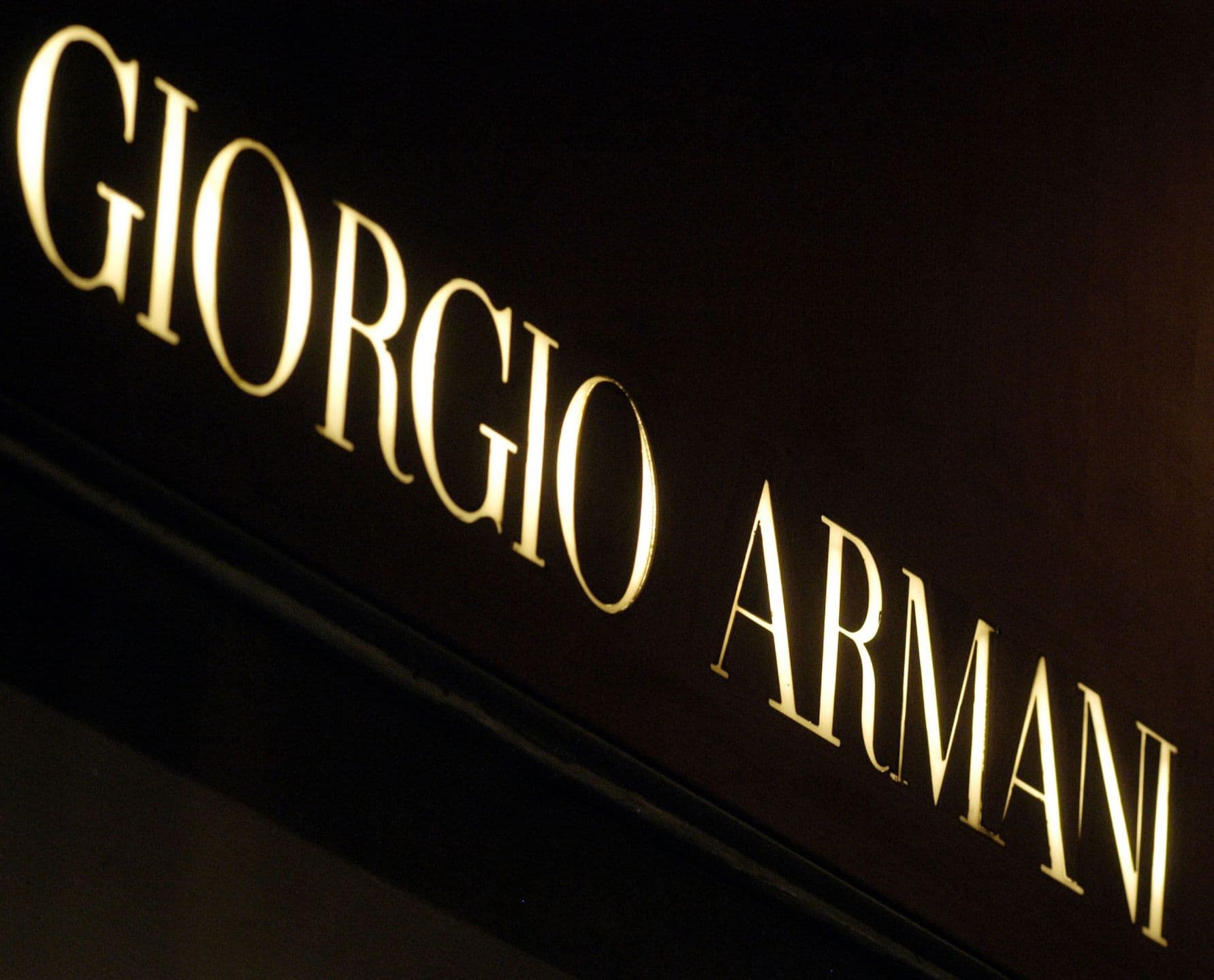Giorgio Armani Operations in amministrazione giudiziaria per presunto sfruttamento del lavoro. La società: "Collaboreremo per chiarire"